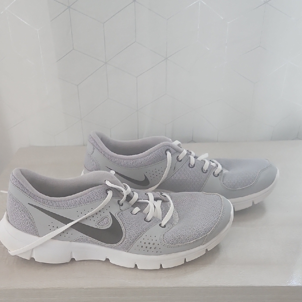 Nike Mens Light Gray Sneakers